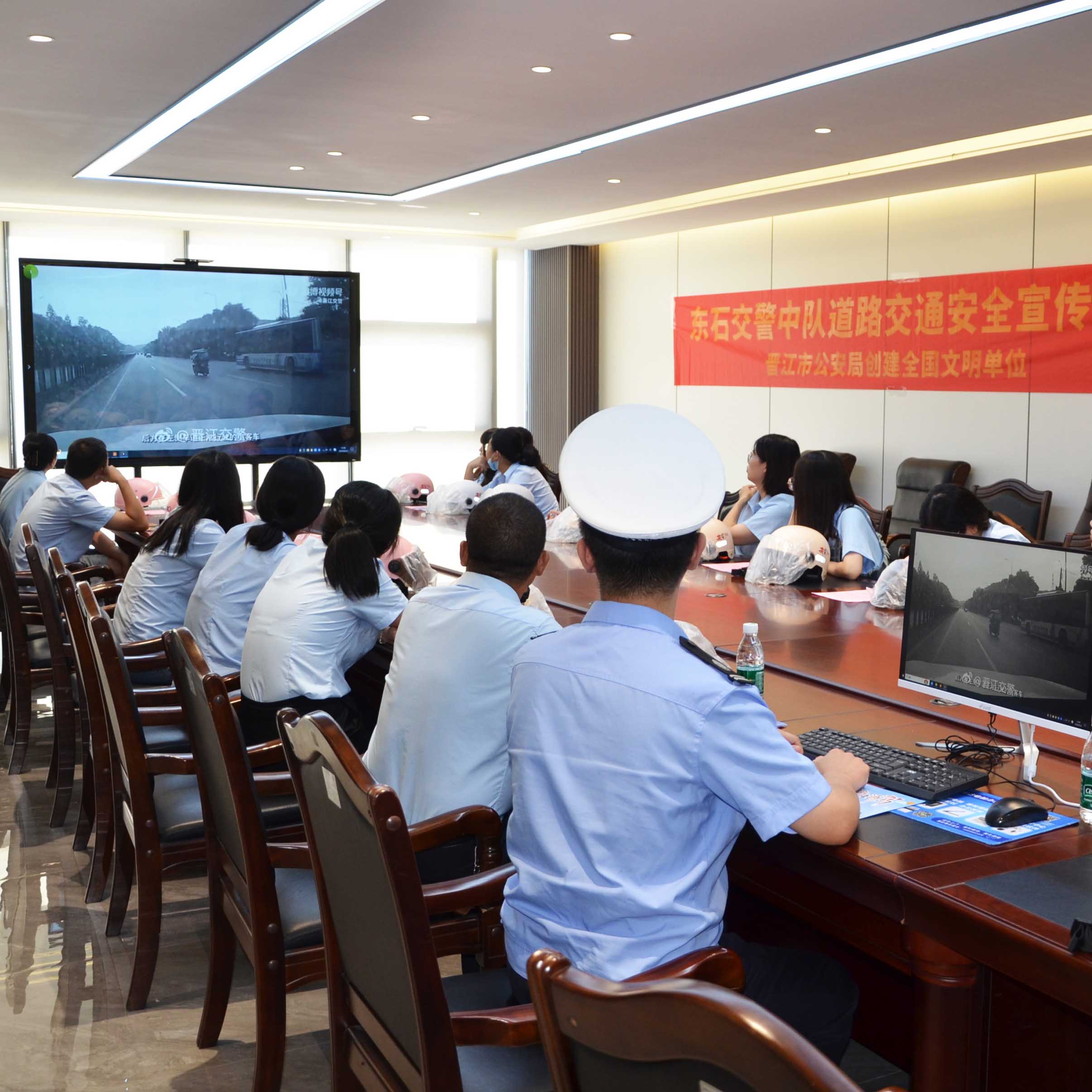 東石交警中隊走進優(yōu)安納傘業(yè)，共筑交通安全防線